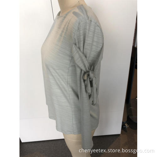 A round collar makes long sleeves look thinner